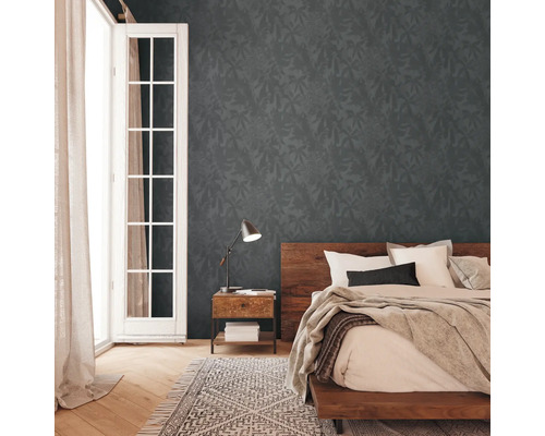 Chambre à coucher avec papier peint à motifs, lit et table de chevet