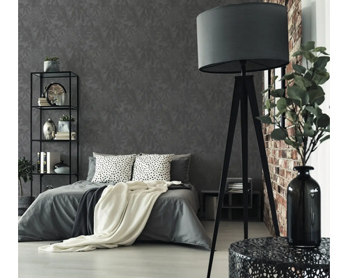 Chambre avec lit, étagère, lampadaire et papier peint à motifs