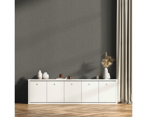 Vue d''une pièce avec papier peint gris, buffet, rideaux et décoration