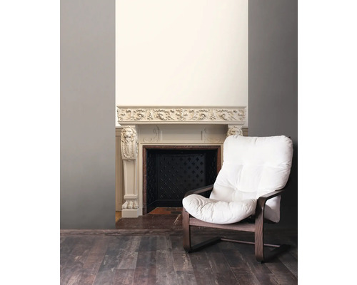 Wohnzimmer mit Kamin und Sessel mit Holzrahmen