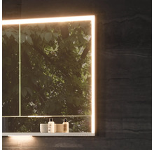 Miroir rectangulaire avec éclairage périphérique et étagère dans la salle de bain