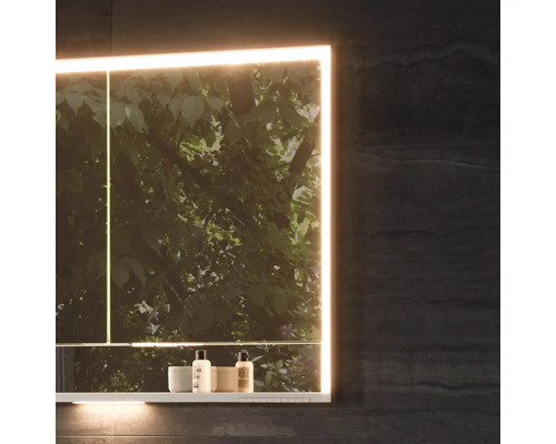Miroir rectangulaire avec éclairage périphérique et étagère dans la salle de bain