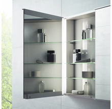 Armoire de toilette ouverte avec étagères en verre pour ranger les articles de salle de bain.