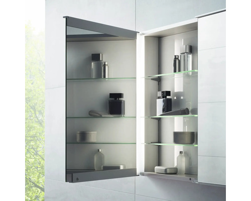 Armoire de toilette ouverte avec étagères en verre pour ranger les articles de salle de bain.