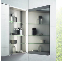 Armoire de toilette ouverte avec étagères en verre et divers articles de toilette