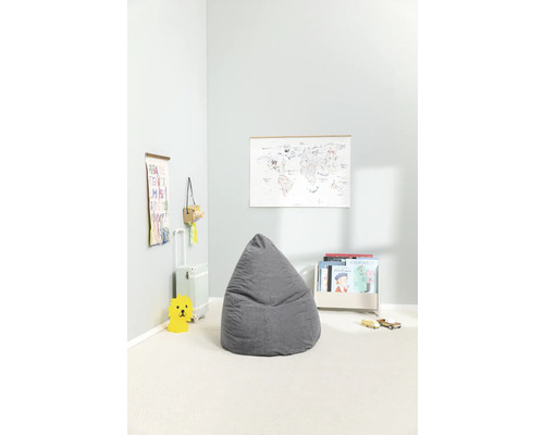 Kinderzimmer mit grauem Sitzsack, Weltkarte und Spielzeug