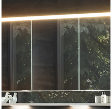 Salle de bain moderne avec armoires de toilette éclairées et motif floral