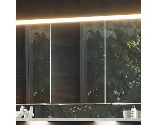 Salle de bain moderne avec armoires de toilette éclairées et motif floral
