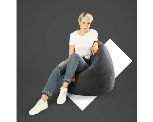Frau sitzt auf einem grauen Sitzsack