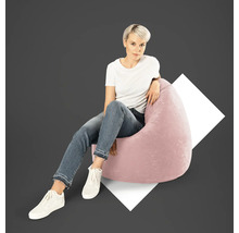 Frau sitzt auf einem rosafarbenen Sitzsack