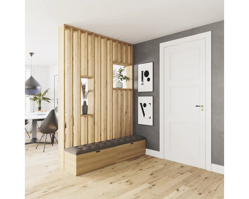 Heller Raum mit Holzfußboden, Raumteiler mit Regalen, Sitzbank, weiße Innentür und dekorative Bilder