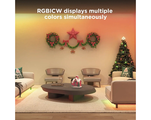 Weihnachtlich geschmücktes Wohnzimmer mit Weihnachtsbaum und RGBICW-Beleuchtung