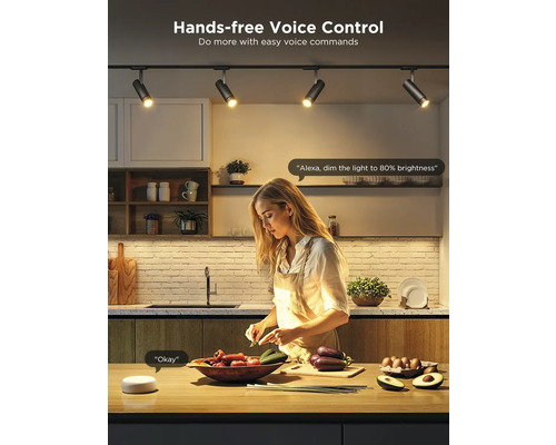 Femme dans la cuisine avec éclairage à commande vocale au-dessus du comptoir