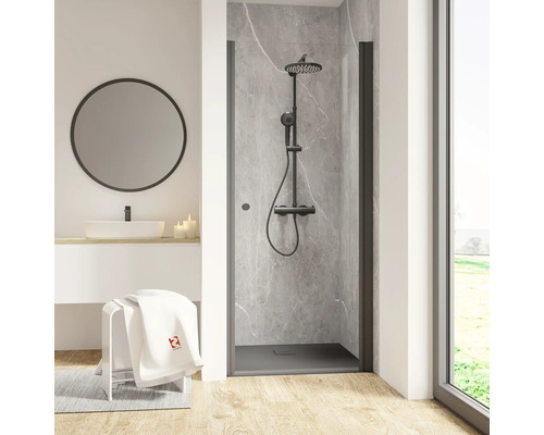Duschtür in Nische mit Drehtür SCHULTE Garant 2.0 ExpressPlus 90 x 200 cm Profil schwarz Klarglas schmutzabweisende Glasbeschichtung Türanschlag rechts Modernes Badezimmer mit ebenerdiger Dusche, Waschbecken und Spiegel