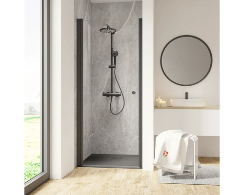 Duschtür in Nische mit Drehtür SCHULTE Garant 2.0 ExpressPlus 90 x 200 cm Profil schwarz Klarglas schmutzabweisende Glasbeschichtung Türanschlag links Badezimmer mit Dusche, Waschbecken, Spiegel und Handtuchhocker für eine helle und geräumige Atmosphäre.