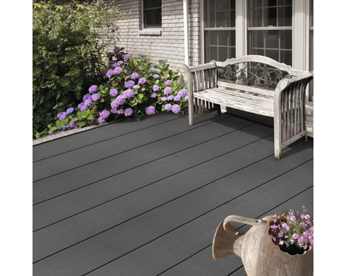 Terrasse avec banc en bois et fleurs