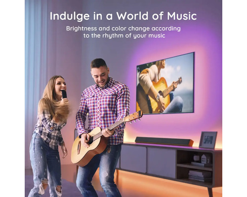 Un homme joue de la guitare et une femme chante avec un microphone dans un salon avec une télévision.