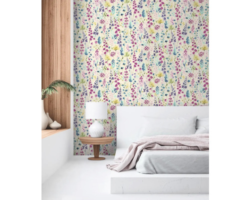 Schlafzimmer mit floraler Tapete, Nachttisch und Bett