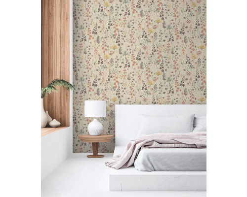 Schlafzimmer mit floral gemusterter Tapete, Bett und Nachttischlampe