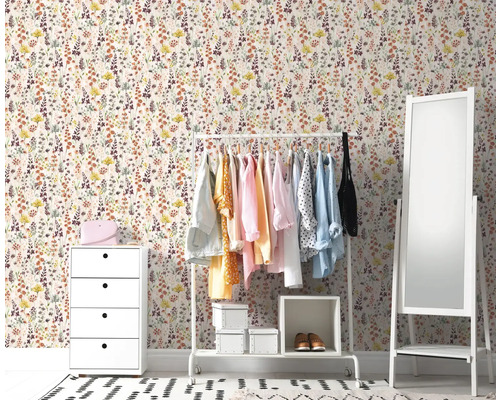 Raumansicht mit Blumentapete, Kleiderständer und Kommode