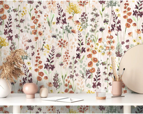 Dekoratives Schlafzimmer mit Blumentapete