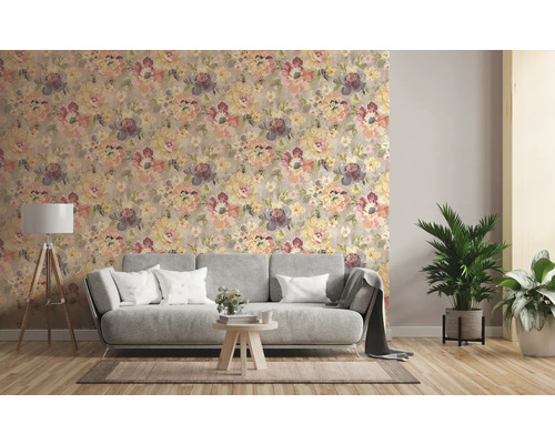 Wohnzimmer mit floral gemusterter Tapete, Sofa und Zimmerpflanzen für eine wohnliche Atmosphäre