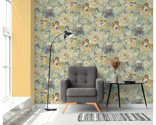 Wohnraum mit floraler Tapete, Sessel, Stehlampe und Beistelltisch