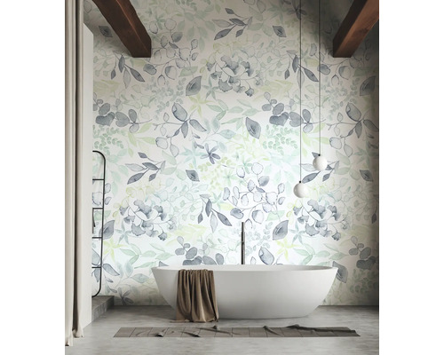 Badezimmer mit floraler Tapete, Badewanne und Holzbalken