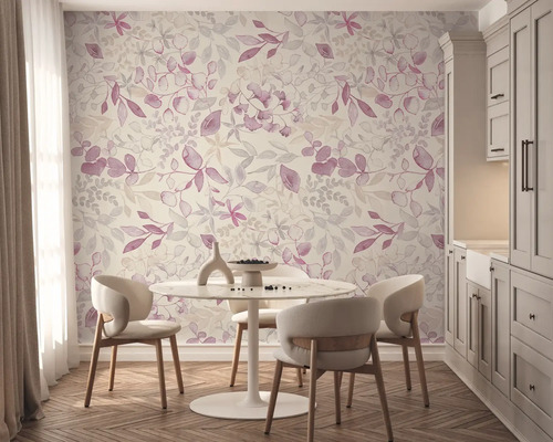 Coin repas avec papier peint floral, table à manger et chaises