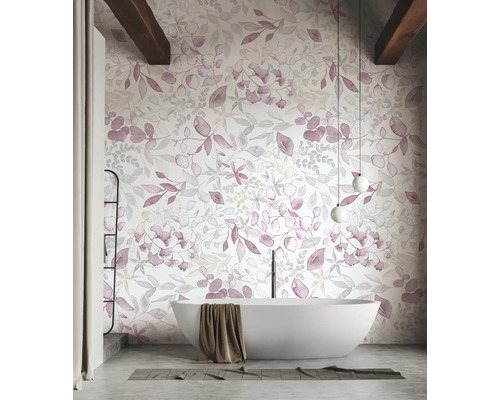 Salle de bain avec baignoire îlot et papier peint floral
