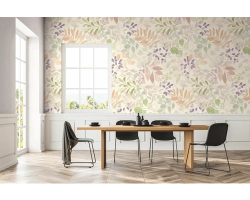 Salle à manger avec papier peint floral, table en bois et chaises noires