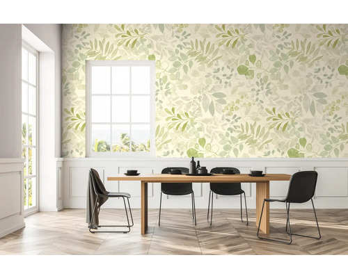 Salle à manger avec table à manger et papier peint floral dans les tons verts