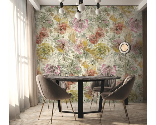 Salle à manger avec table à manger et papier peint floral