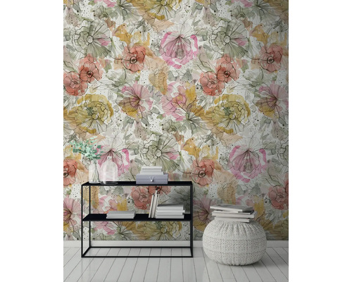 Scène avec papier peint à motifs floraux, étagère, livres et tabouret