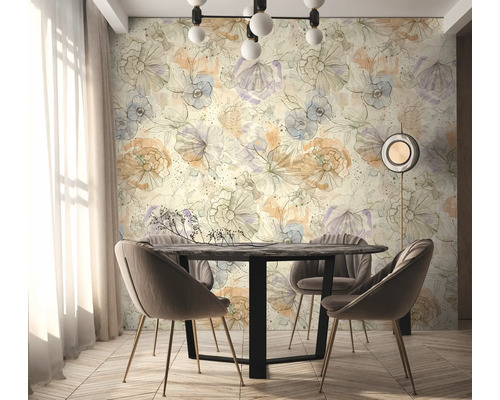 Esszimmer mit floraler Tapete, Esstisch und Stühlen.