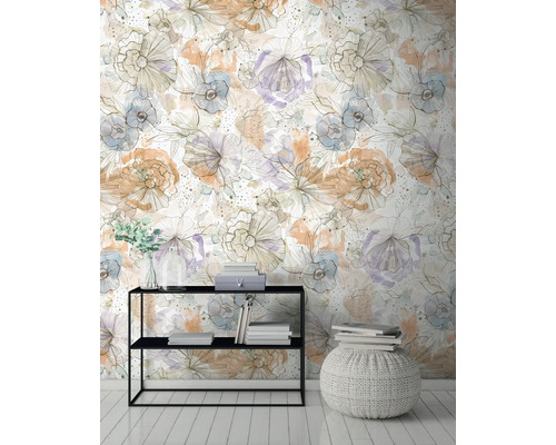 Dekoratives Interieur mit Blumentapete, Regal und Hocker