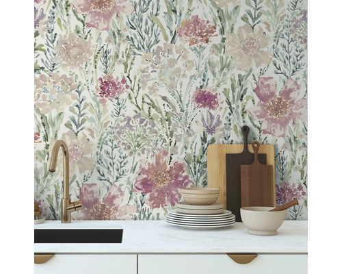 Küchenszene mit floraler Tapete, Spüle und Küchenutensilien