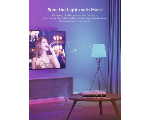 Stimmungsbeleuchtung im Wohnzimmer mit Stehlampe und Fernseher