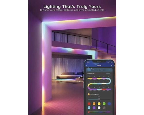 Beleuchtetes Wohnzimmer mit Smartphone-App zur Steuerung von LED-Streifen