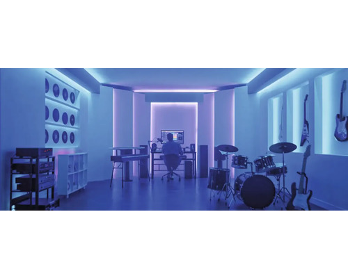 Einrichtung eines Musikstudios mit Instrumenten, Aufnahmegeräten und Computern