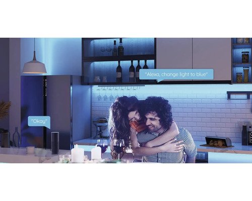Paar in einer Küche mit intelligent gesteuerter Beleuchtung per Sprachbefehl