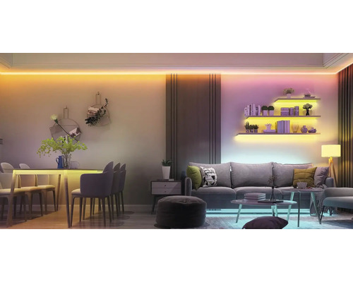 Wohnzimmer mit LED-Streifenbeleuchtung an Decke, Tisch und Regalen für stimmungsvolle Atmosphäre