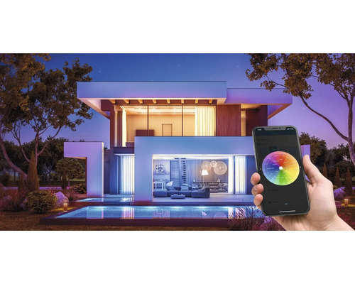Modernes Haus mit Aussenbeleuchtung, gesteuert per Smartphone-App