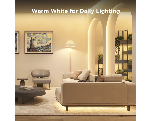 Wohnzimmer mit Sofa, Sessel, Stehlampe, Kunstwerk und Pflanzenregal, beleuchtet mit warmweissem Licht für die tägliche Beleuchtung.