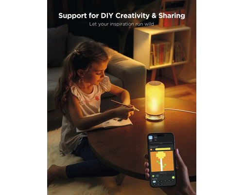 Une fille est assise à une table et dessine, tandis qu''une lampe brille et qu''un smartphone affiche une application de contrôle de la lumière.