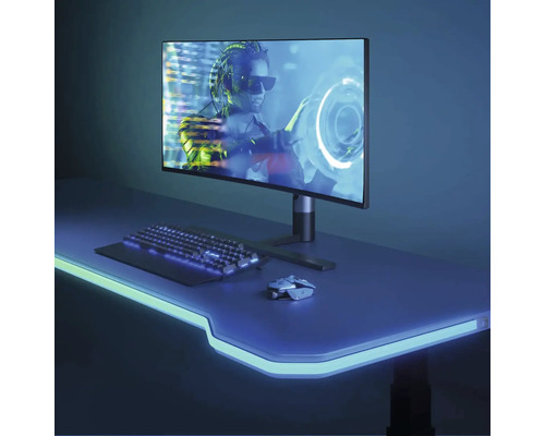 Computersetup mit Monitor, Tastatur, Maus und beleuchtetem Schreibtisch