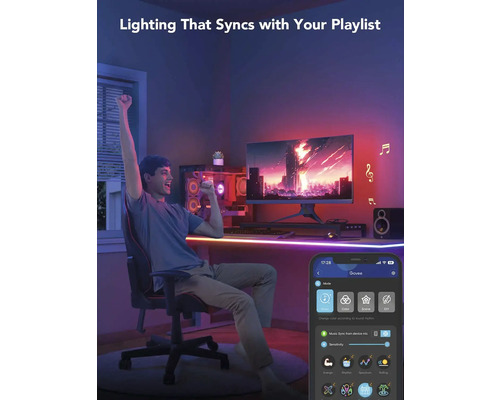 Mann sitzt an einem Schreibtisch mit Computer und LED-Beleuchtung, die mit seiner Musik synchronisiert ist, Govee App auf einem Smartphone wird angezeigt.