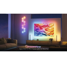Salon avec éclairage Govee DreamView coloré sur le téléviseur, le mur et les lampadaires