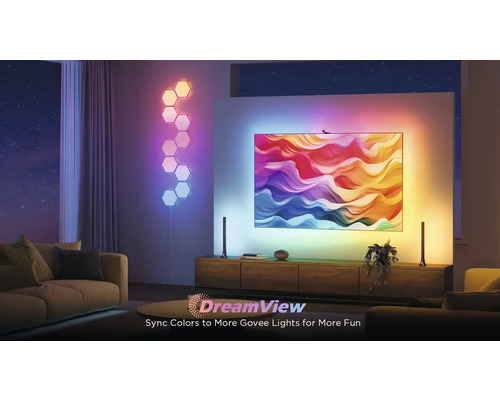 Salon avec éclairage Govee DreamView coloré sur le téléviseur, le mur et les lampadaires