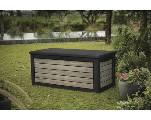 Garten-Aufbewahrungsbox auf einer Rasenfläche